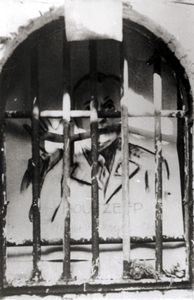 879138 Afbeelding van een portret van een beruchte NSB'er (Anton Mussert?) geschilderd op een paneel, opgehangen achter ...